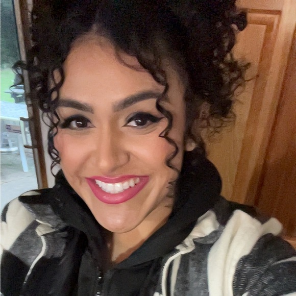 Meet your Posher, Sera - Picture 2 of 3